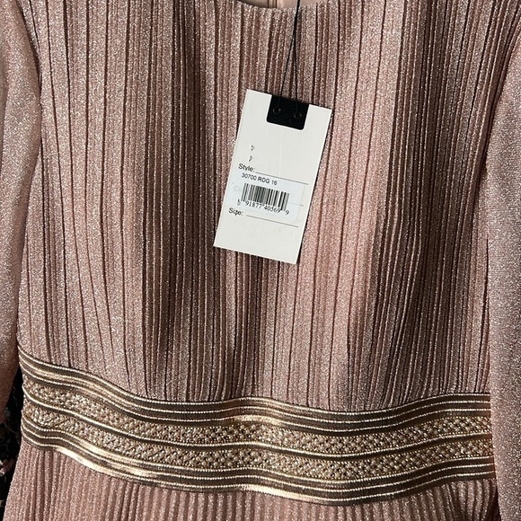 Mac Duggal 30700 NWT SHIMMERING PLEATED A-LINE 3/4 SLEEVE GOWN - Picture 5 of 14